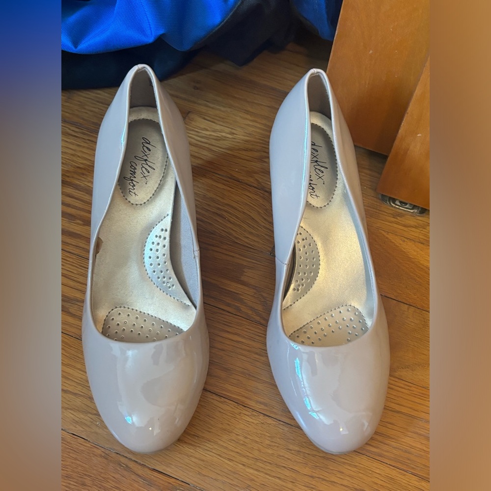 women’s tan heels